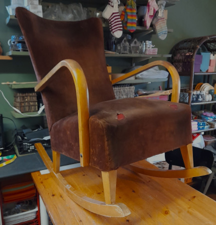 Vanhaan muhkeaan keinutuoliin....